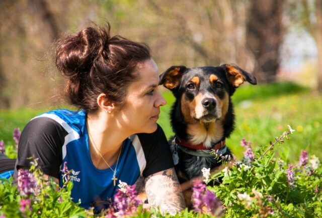 8 foto di cani che sono cresciuti assieme ai proprietari