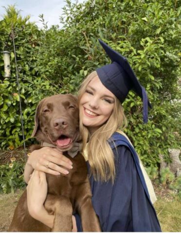 Cucciolo di cane festeggia la laurea con la sua padrona