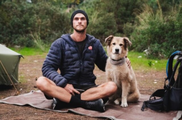 Cucciola di Pastore australiano Savannah cammina per il mondo con il suo amico umano (VIDEO)