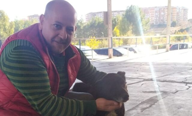 Cucciolo di cane Nerino è stato adottato da un uomo con un cuore gigante