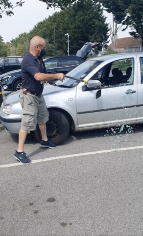 Yorkie rimasto chiuso nell’auto bollente è stato salvato da un uomo