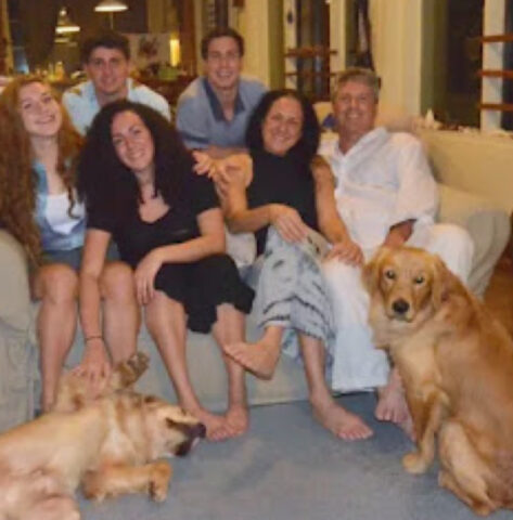 Questi due Golden Retriever non si contengono e rovinano la foto di famiglia