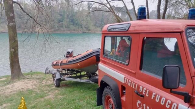 Il cagnolino cade nelle acque del fiume: intervengono i pompieri per riuscire a salvarlo