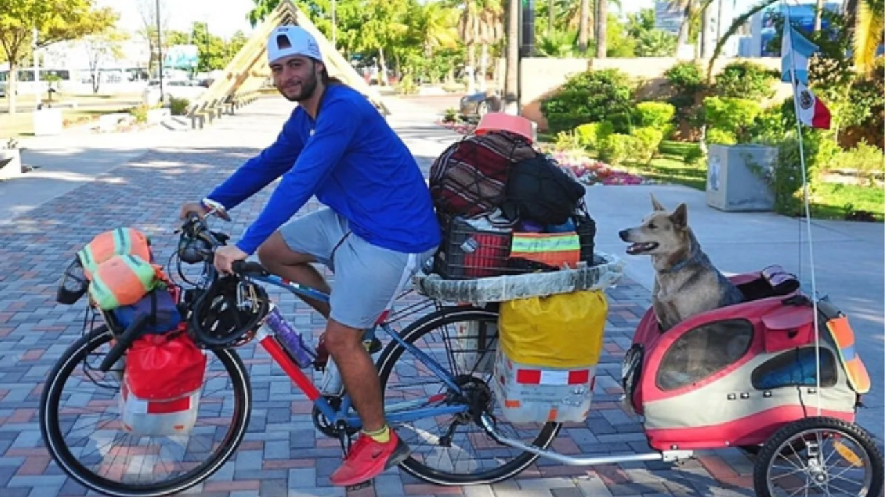 Uomo e cane sulla bicicletta