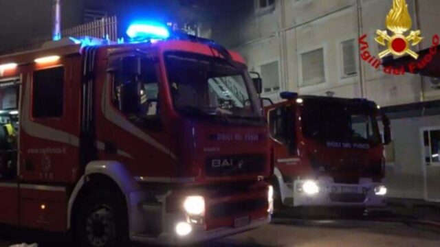 Auto ibrida in fiamme, cane sveglia i vicini di casa abbaiando