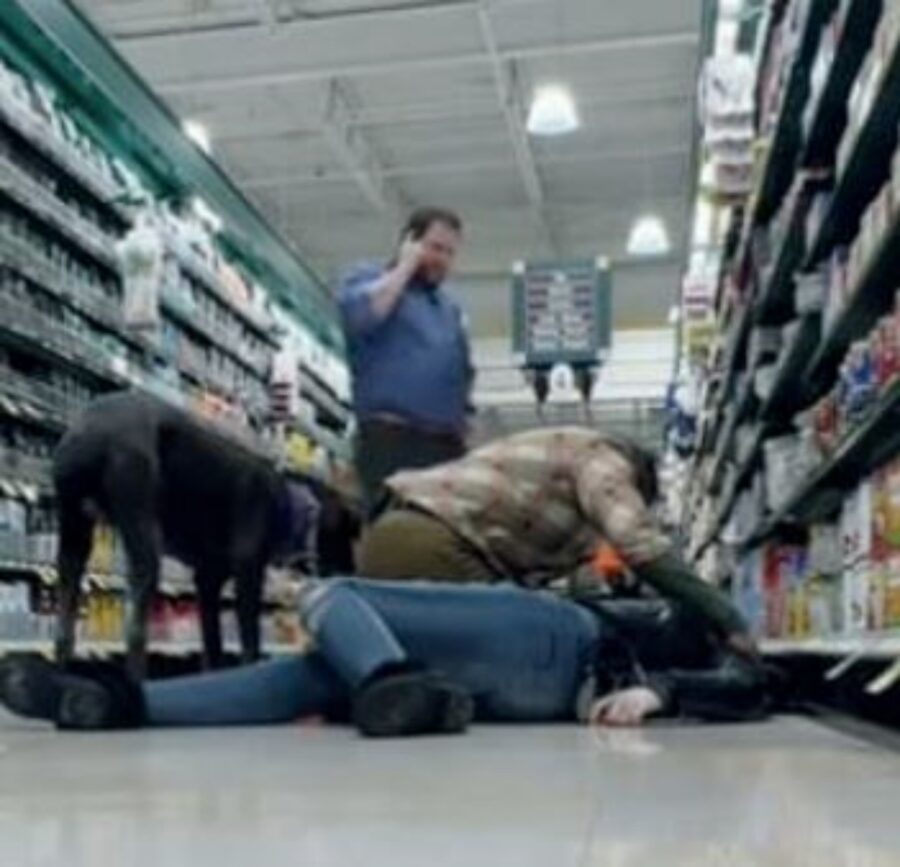 una donna con un cane al supermercato