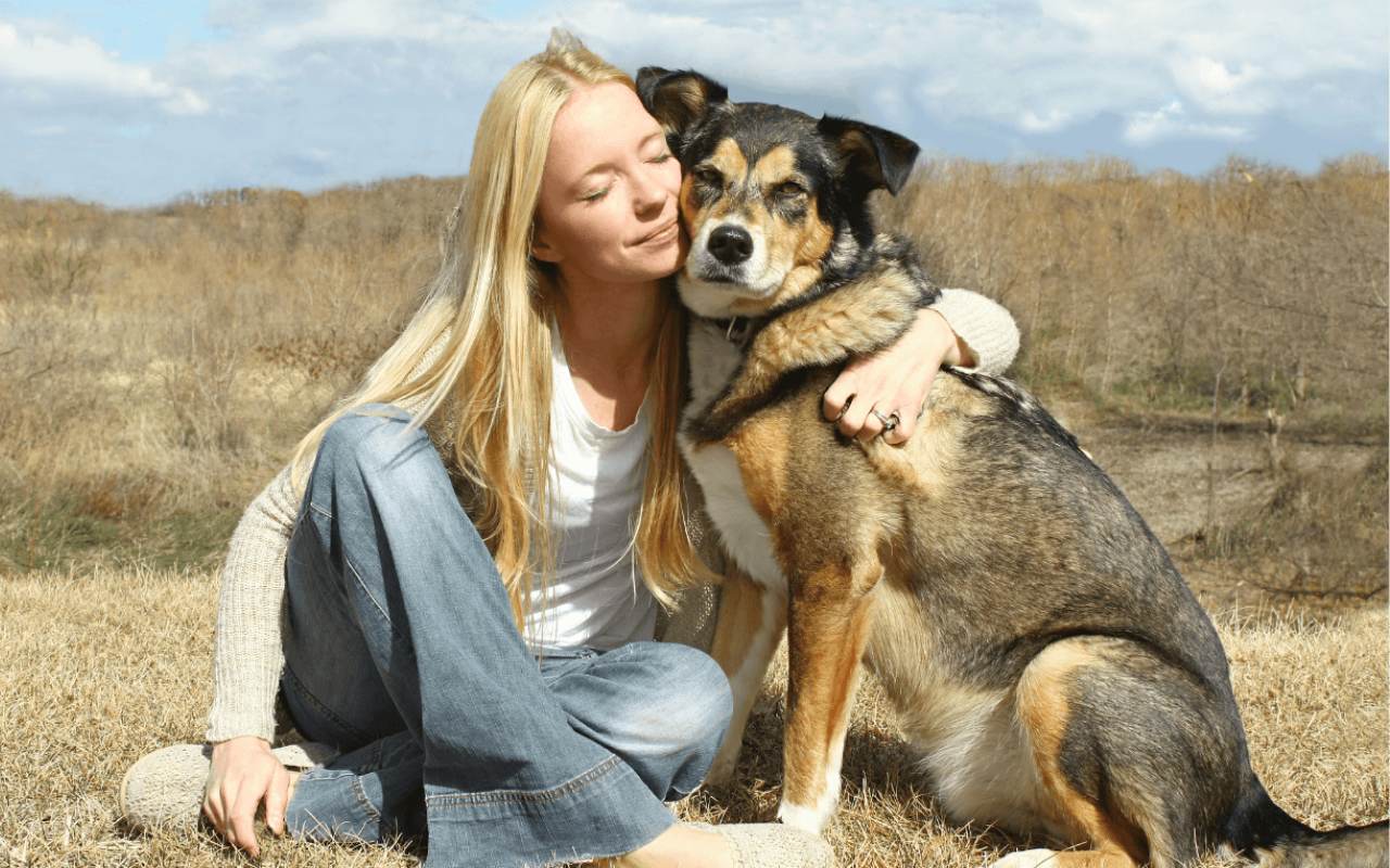 ragazza che abbraccia il suo cane