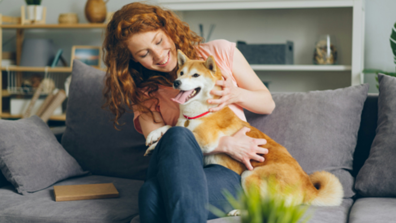 Donna coccola il cane