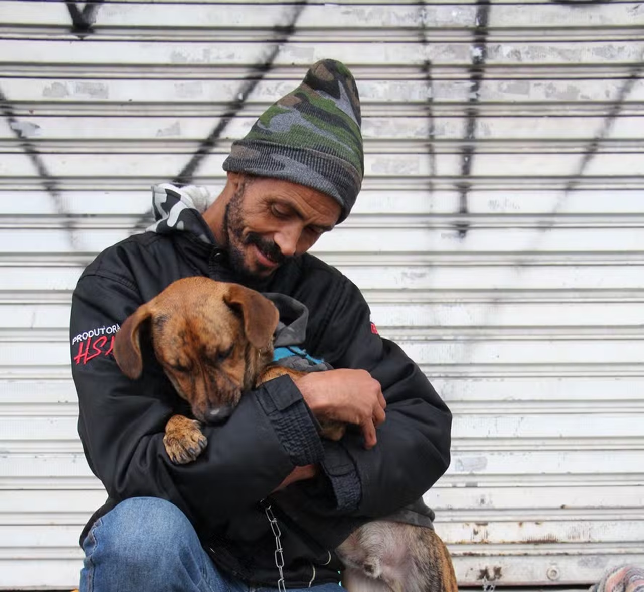 Uomo abbraccia il cane