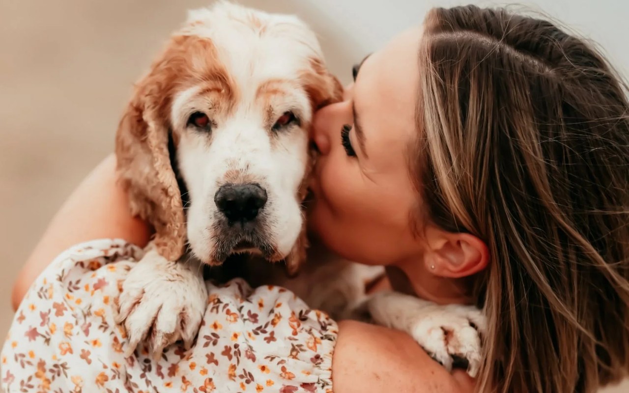 ragazza dà un bacio al suo cane