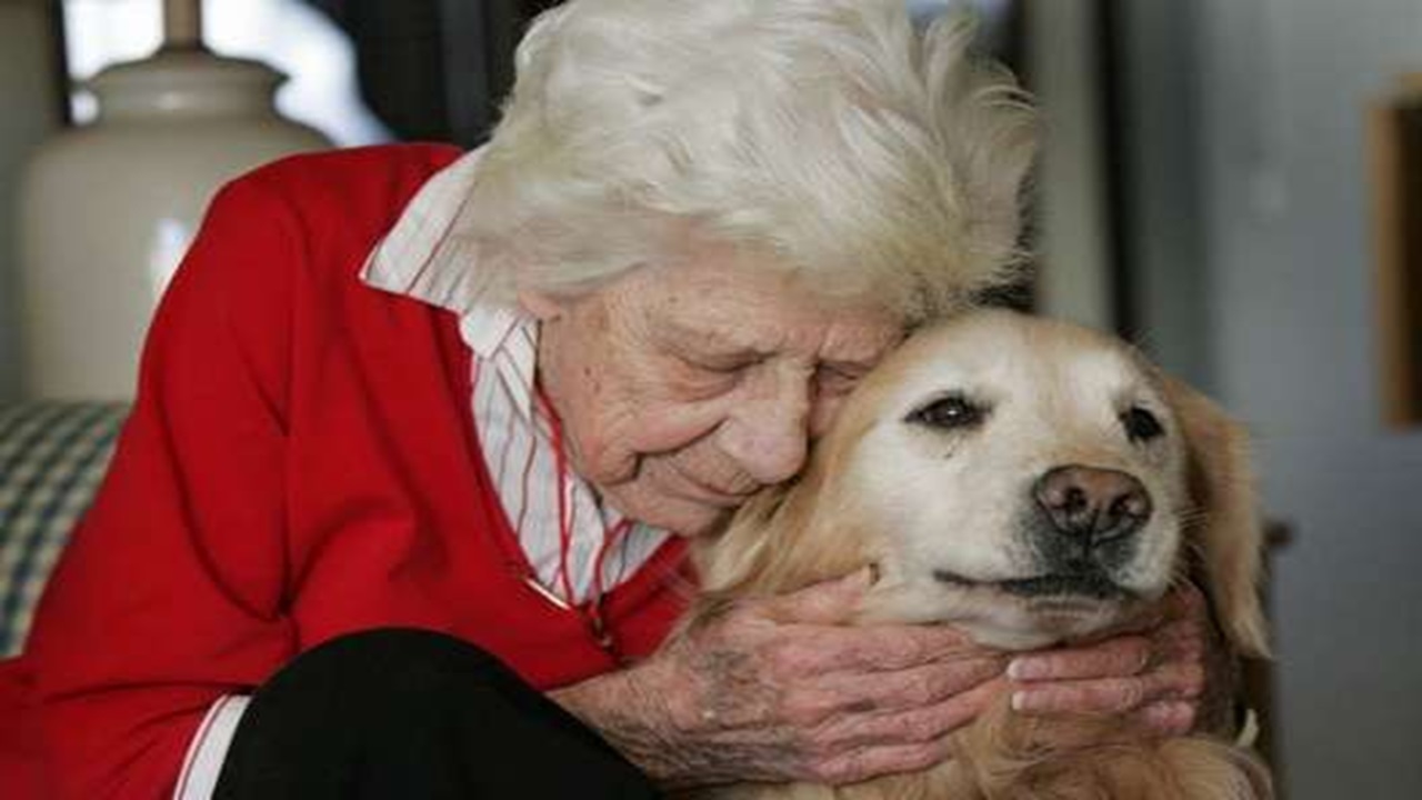 Donna con demenza senile e il cane