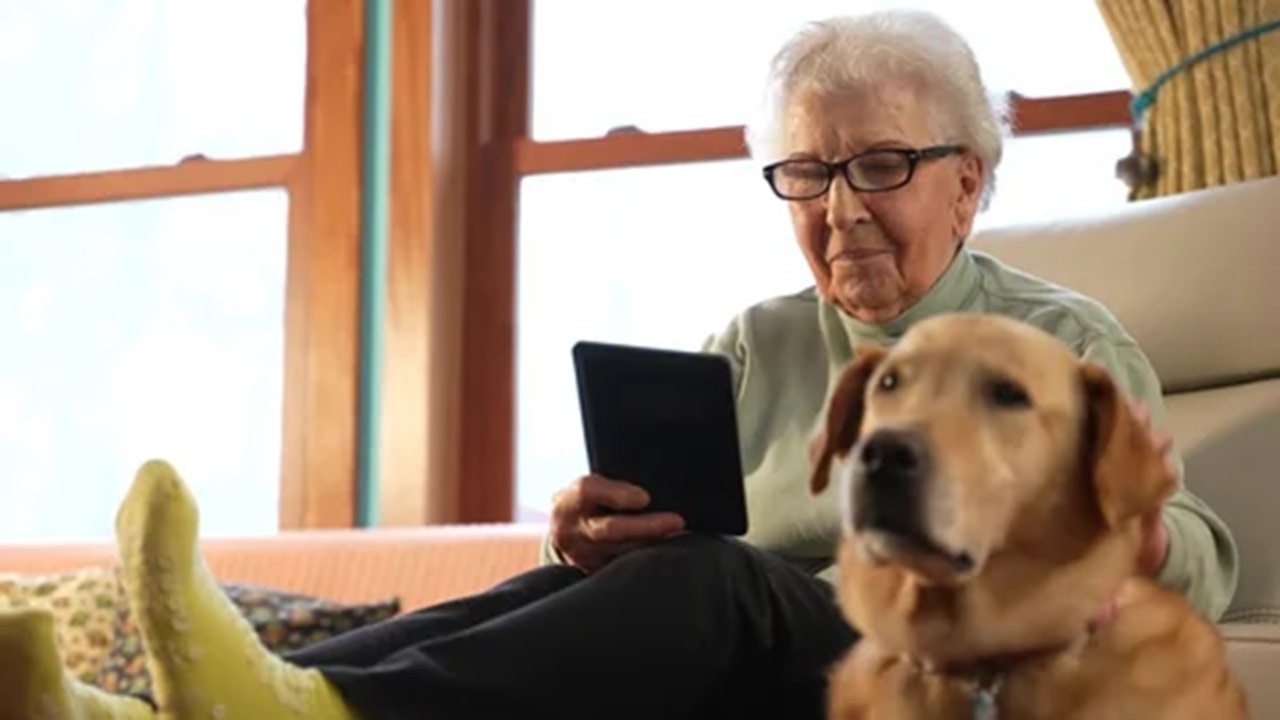 Donna sul divano con il cane