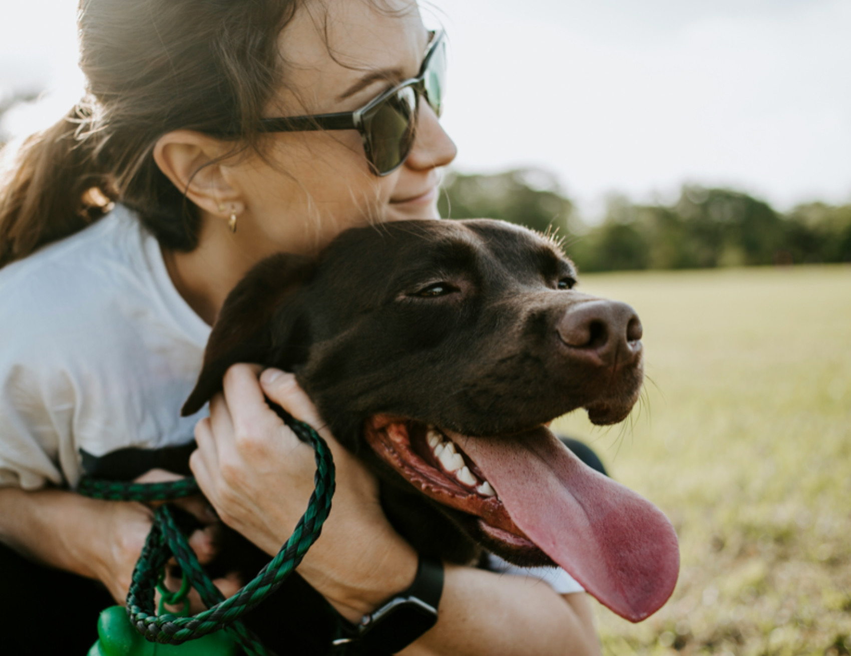 Donna abbraccia il cane