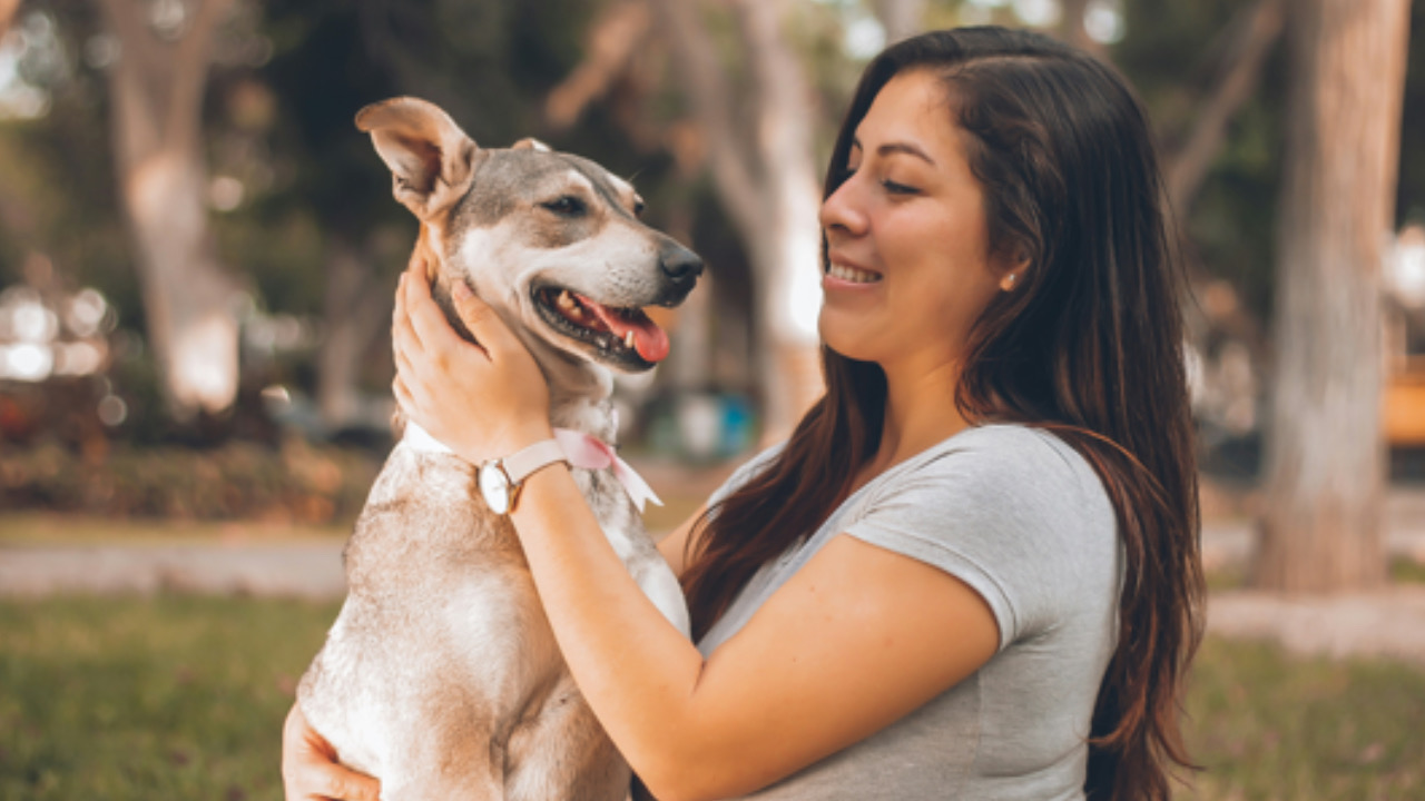 Donna accarezza il cane