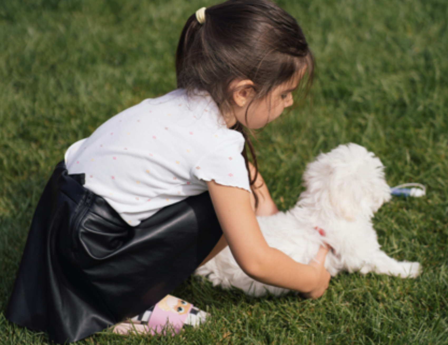 Bambina accarezza il cane