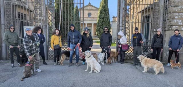 Cani vietati al cimitero: sit-in a Viterbo contro il Comune